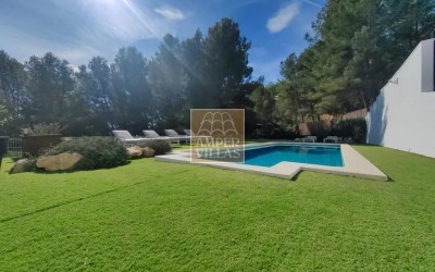 A beautiful, renovated villa with panoramic sea views.